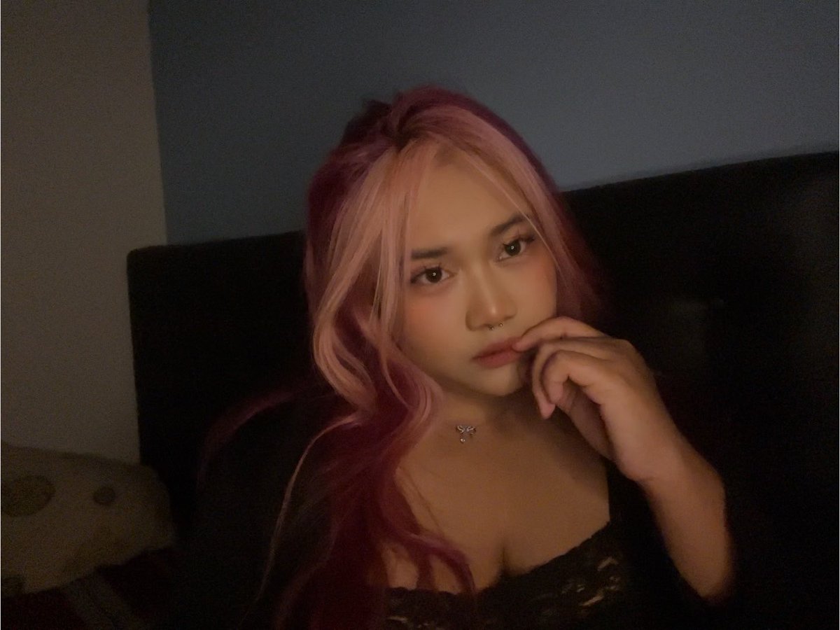 eepybbnuy's tweet photo. i love my pink hair https://t.co/r0OPhg84nZ