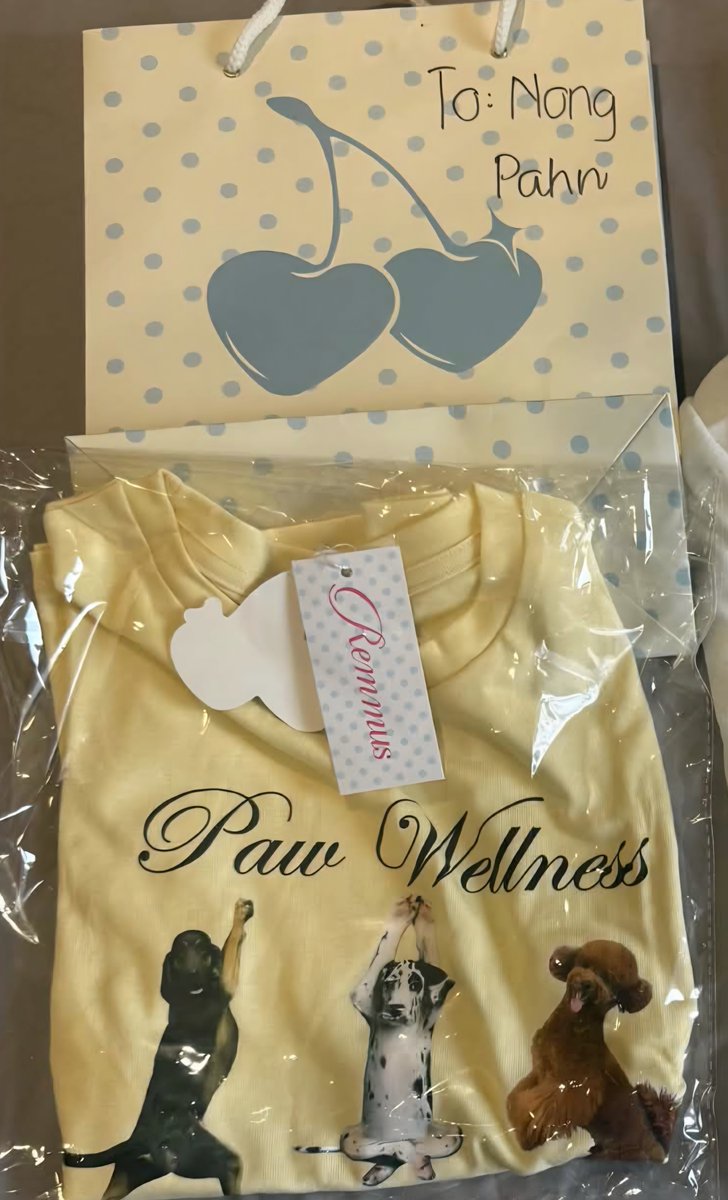 PahnFondVN's tweet photo. CAN WE CRY NOWWW??😭😭
Our little puppy wore the puppy shirt we gifted her at the fansign🥹 and today, she wore it to meet madame🫠🫠
We love Pahnthitta so much🙇🏻‍♀️🙇🏻‍♀️🙇🏻‍♀️🫶🫶🫶🫶🫶🫶😭😭😭

#ป่านฟ้อนด์ #PahnFond
#pahnthitta #FONDnatticha https://t.co/NSiDIqTMhf