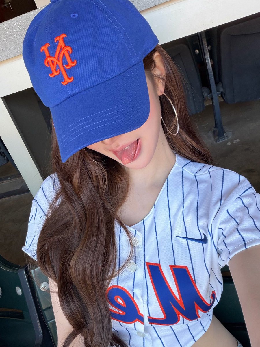 eatsbreads's tweet photo. take me out to the ball game
I’m the best kind of good luck charm 💕 https://t.co/YWunaQRuP4