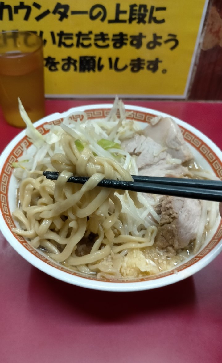 shinemi0's tweet photo. メグジ🍜
ついに来れたよ。メグジさん。🍜
平日夜10時頃なのに、スゴい行列。
小ニンニク少なめ。
都内一等地なのに小が驚愕の700円の安さ！！
なるほど〜、麺ははパッツンタイプでアブラ少なめさっぱりスープなので呑んだ後でもスッキリ食べられジローなのか！
ご馳走様でした！😋
#ラーメン二郎 https://t.co/bVfWMGADwp