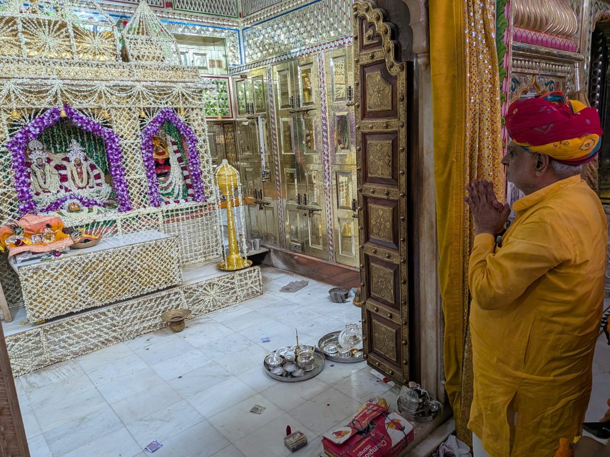 officialkharra's tweet photo. गुरु पूर्णिमा के पावन पर्व पर आज आस्था एवं श्रद्धा के प्रमुख केंद्र प्रसिद्ध त्रिवेणी धाम (शाहपुरा) में विराजमान ठाकुर जी महाराज के दिव्य दर्शन एवं पूजा-अर्चना कर प्रदेश की सुख-समृद्धि, शांति, खुशहाली और सर्वजन कल्याण की मंगलकामना की।

इस पावन अवसर पर पूज्य गुरुदेव श्री श्री रामरिछपाल दास जी महाराज का स्नेहिल आशीर्वाद एवं प्रेरणादायी मार्गदर्शन प्राप्त करने का सौभाग्य मिला। साथ ही परम पूज्य ब्रह्मलीन गुरुदेव पद्मश्री नारायण दास जी महाराज की पुण्य प्रतिमा पर श्रद्धासुमन अर्पित कर उनके तप, त्याग, सेवा और आध्यात्मिक योगदान का श्रद्धापूर्वक स्मरण करते हुए भावपूर्ण श्रद्धांजलि अर्पित की।

गुरु परंपरा भारतीय संस्कृति की अमूल्य धरोहर है। पूज्य संतों का सान्निध्य जीवन में सेवा, संस्कार, राष्ट्रनिष्ठा, मानवता और लोककल्याण के उच्च आदर्शों का मार्ग प्रशस्त करता है। उनके आशीर्वाद से समाज में सद्भाव, नैतिकता और सकारात्मक चेतना का विस्तार होता है।

प्रभु श्री ठाकुर जी महाराज एवं पूज्य गुरुओं की असीम कृपा समस्त प्रदेशवासियों पर बनी रहे, प्रत्येक परिवार सुख, शांति, समृद्धि, उत्तम स्वास्थ्य और मंगलमय जीवन का आनंद प्राप्त करे, यही प्रभु चरणों में विनम्र प्रार्थना है।