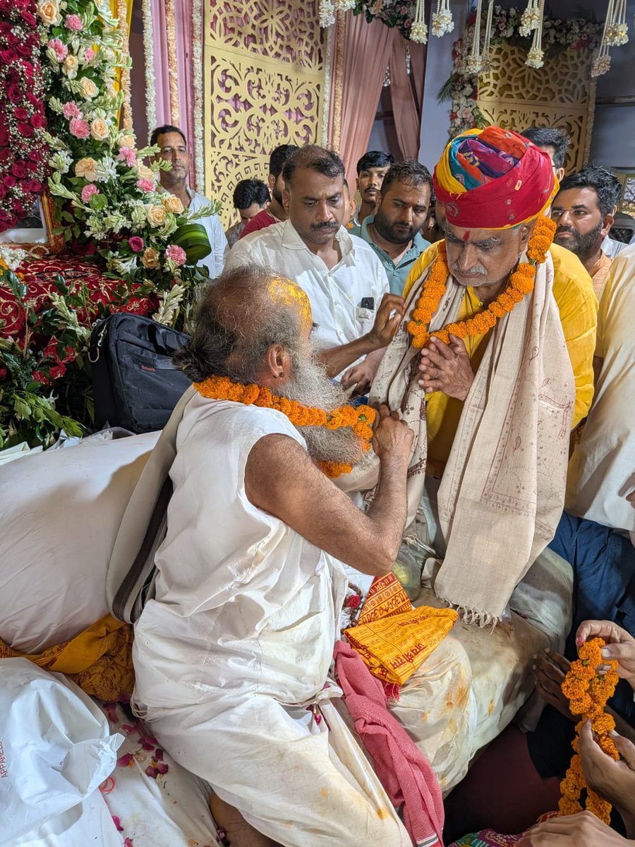 officialkharra's tweet photo. गुरु पूर्णिमा के पावन पर्व पर आज आस्था एवं श्रद्धा के प्रमुख केंद्र प्रसिद्ध त्रिवेणी धाम (शाहपुरा) में विराजमान ठाकुर जी महाराज के दिव्य दर्शन एवं पूजा-अर्चना कर प्रदेश की सुख-समृद्धि, शांति, खुशहाली और सर्वजन कल्याण की मंगलकामना की।

इस पावन अवसर पर पूज्य गुरुदेव श्री श्री रामरिछपाल दास जी महाराज का स्नेहिल आशीर्वाद एवं प्रेरणादायी मार्गदर्शन प्राप्त करने का सौभाग्य मिला। साथ ही परम पूज्य ब्रह्मलीन गुरुदेव पद्मश्री नारायण दास जी महाराज की पुण्य प्रतिमा पर श्रद्धासुमन अर्पित कर उनके तप, त्याग, सेवा और आध्यात्मिक योगदान का श्रद्धापूर्वक स्मरण करते हुए भावपूर्ण श्रद्धांजलि अर्पित की।

गुरु परंपरा भारतीय संस्कृति की अमूल्य धरोहर है। पूज्य संतों का सान्निध्य जीवन में सेवा, संस्कार, राष्ट्रनिष्ठा, मानवता और लोककल्याण के उच्च आदर्शों का मार्ग प्रशस्त करता है। उनके आशीर्वाद से समाज में सद्भाव, नैतिकता और सकारात्मक चेतना का विस्तार होता है।

प्रभु श्री ठाकुर जी महाराज एवं पूज्य गुरुओं की असीम कृपा समस्त प्रदेशवासियों पर बनी रहे, प्रत्येक परिवार सुख, शांति, समृद्धि, उत्तम स्वास्थ्य और मंगलमय जीवन का आनंद प्राप्त करे, यही प्रभु चरणों में विनम्र प्रार्थना है।