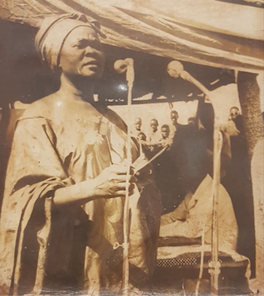 Myriamemmanuell's tweet photo. 📌 Aoua Kéita 🇲🇱

Aoua Kéita (1912–1980) est l’une des plus grandes figures féminines du Mali et du mouvement pour l’émancipation des femmes en Afrique de l’Ouest.

Son parcours

👩🏾‍⚕️ Première sage-femme malienne, elle a consacré sa vie à la santé des femmes et des enfants.
✊ Militante engagée pour l’indépendance du Mali et contre la domination coloniale.
🗳️ Parmi les premières femmes à occuper des responsabilités politiques importantes après l’indépendance.
👩🏾‍🤝‍👩🏿 Défenseure des droits des femmes, de leur accès à l’éducation, à la santé et à la participation à la vie publique.
📖 Auteure de l’autobiographie Femme d’Afrique : La vie d’Aoua Kéita racontée par elle-même, un témoignage majeur sur l’histoire du Mali et la place des femmes dans les luttes pour l’indépendance.

Aoua Kéita demeure un symbole de courage, de leadership et d’engagement au service des femmes et de la nation malienne.