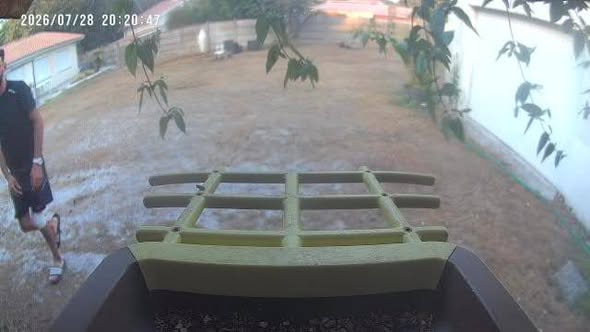F_Desouche's tweet photo. Cestas (33) : un pillard filmé dans le jardin d’une habitation évacuée https://t.co/B79ixczx3O