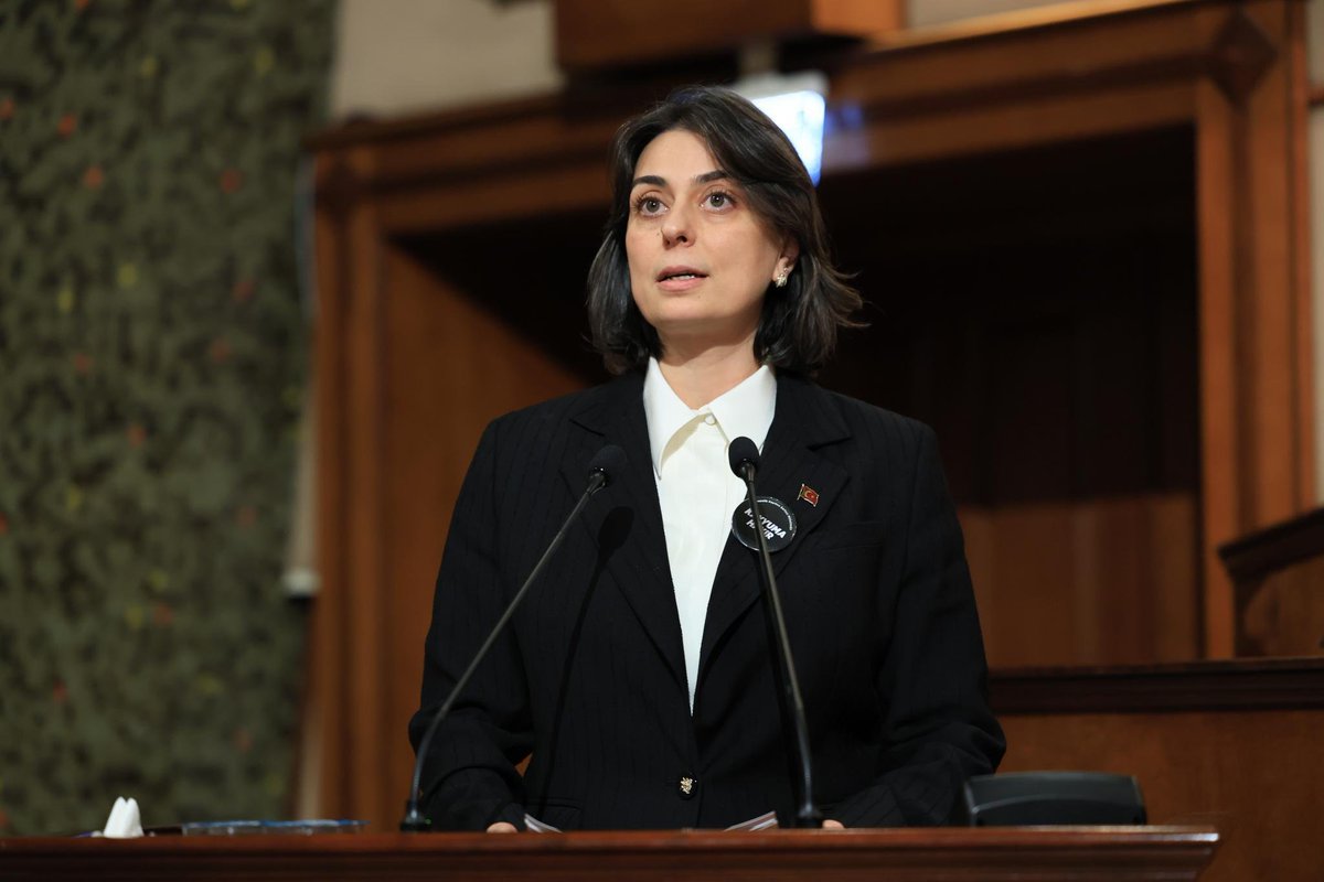 ilericigenclik_'s tweet photo. Halkın iradesiyle seçilen Üsküdar Belediye Başkanı Sinem Dedetaş, bu sabah gerici istibdat rejimi tarafından gözaltına alındı.
On binlerce Üsküdarlı seçmenin iradesi gasp edildi, seçme hakkı hiçe sayıldı. Halkın iradesini yok sayanlardan hesap sorulacak.
Sinem Dedetaş'ın yanındayız.
#SinemDedetaş