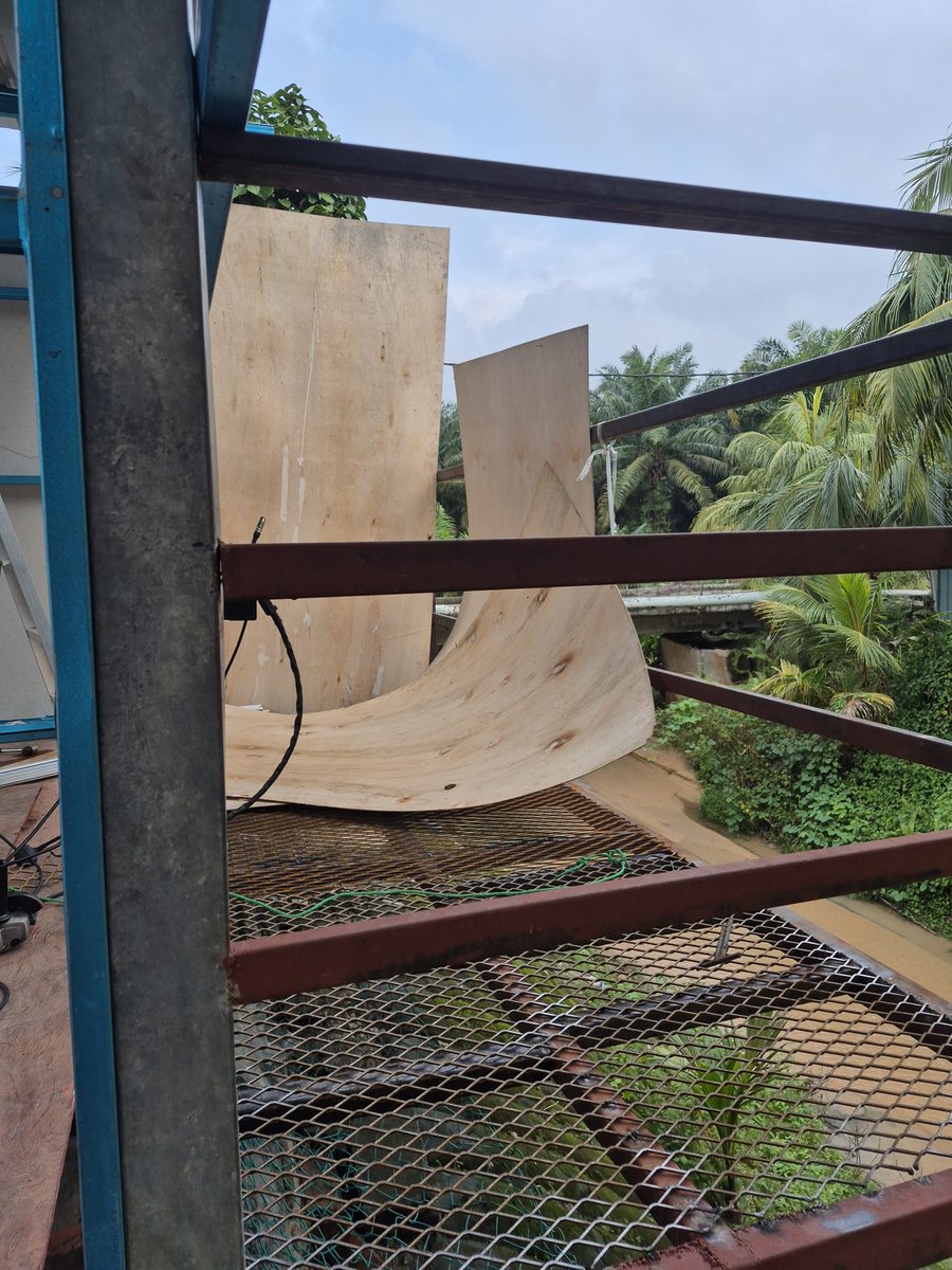 brucebanger369's tweet photo. @goddessgray_ce @hiddenrainuser This was yo balcony in d jungle n I have a shower in d corner will u bath naked https://t.co/B3L5Rm8tKP