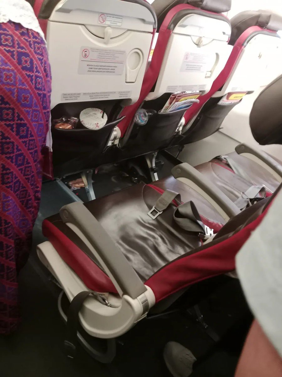KanjengRat4u's tweet photo. Penerbangan Batik Air ID6143 (Ujung Pandang - Jakarta) hampir celaka gegara kelakuan seorang WNA China yang duduk di kursi 21E mengabaikan peringatan dilarang menggunakan powerbank.
Kejadiannya kurang lebih 20-30 menit setelah lepas landas, powerbank yang digunakan untuk charge HP tiba-tiba korsleting dan terbakar.
Terimakasih untuk ketenangan cabin crew dalam mengatasi situasi yang membuat penumpang panik.
cc: donimincuk