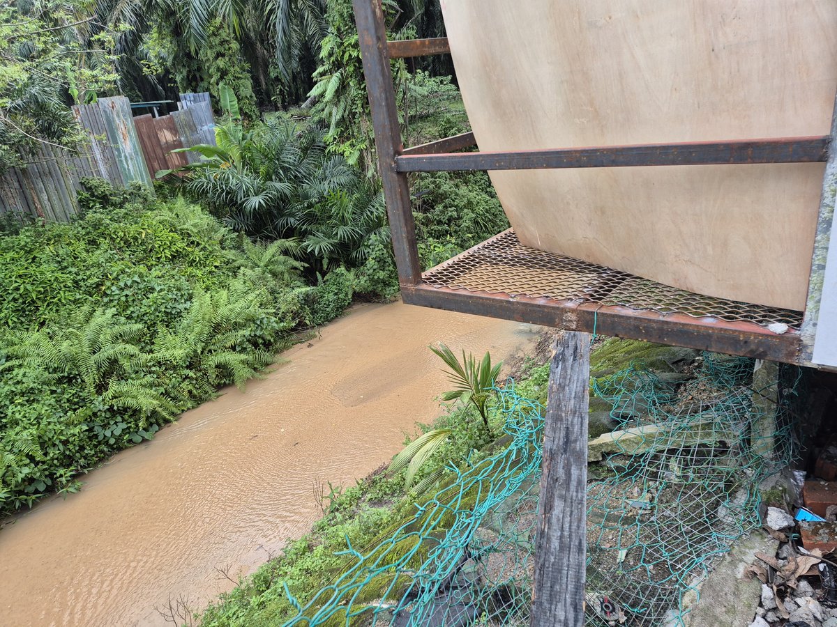 brucebanger369's tweet photo. @goddessgray_ce @hiddenrainuser This was yo balcony in d jungle n I have a shower in d corner will u bath naked https://t.co/B3L5Rm8tKP