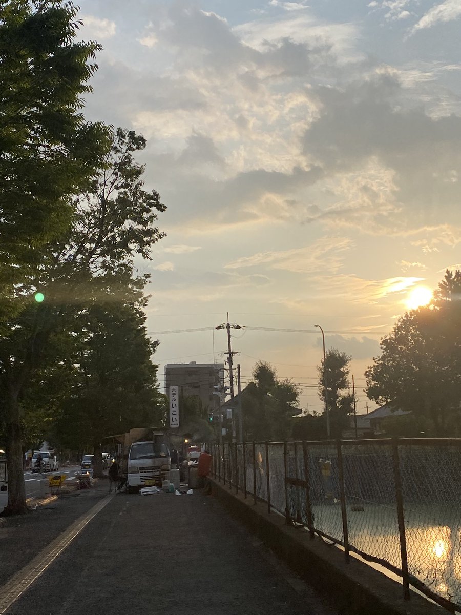 Azdaizuhonpo's tweet photo. 暑い時に熱い物食べる✨
初天スタ屋台🍜行ってきました〜😊
彩華🍜はしごはできなかったけど💦笑
近く散策できて楽しかった〜😊
#天スタ　#屋台　#ラーメン　#天理 https://t.co/nsAdtnEyiB