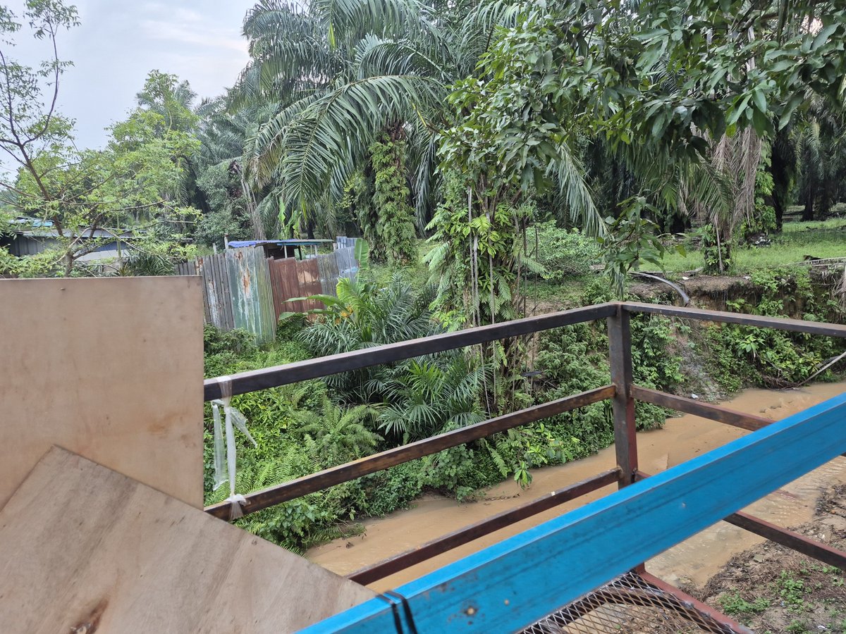 brucebanger369's tweet photo. @goddessgray_ce @hiddenrainuser This was yo balcony in d jungle n I have a shower in d corner will u bath naked https://t.co/B3L5Rm8tKP