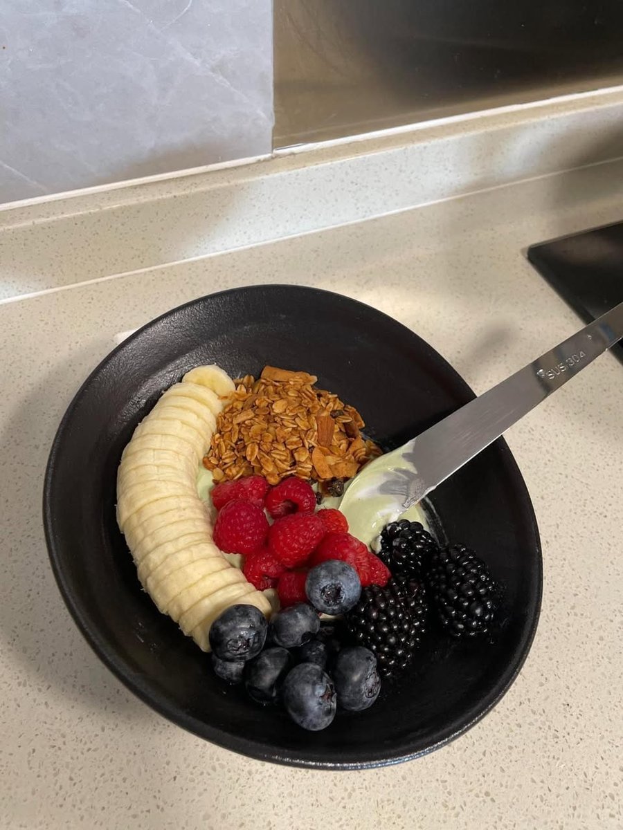Amanda6Lee's tweet photo. I made my own breakfast today，Greek yogurt with bananas, blueberries, raspberries, and a few nuts. It was simple, refreshing, and quite satisfying https://t.co/p259PMgkZY