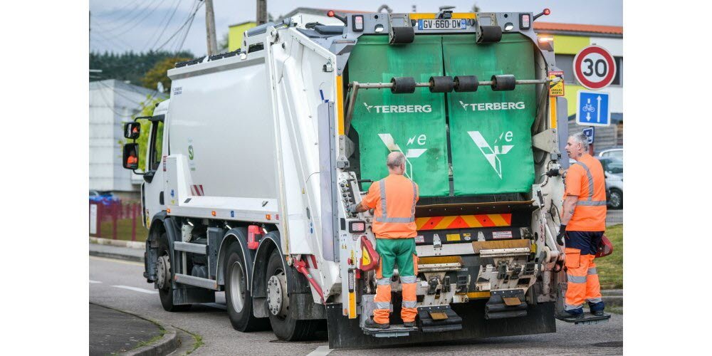 GrandserreSylv1's tweet photo. 4e canicule en deux mois, l'occasion de penser aussi aux éboueurs et ripeurs qui doivent se coltiner - en plus de la chaleur - des poubelles qui puent la charogne à 10 mètres ! Espérons qu'il y a des adaptations proposées pour ce travail essentiel. https://t.co/IeQLqHSsLF