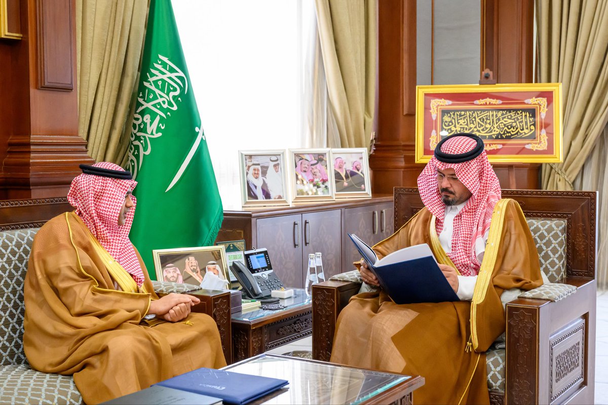 imarat_almadina's tweet photo. سمو أمير منطقة #المدينة_المنورة #سلمان_بن_سلطان يستقبل الرئيس التنفيذي لتجمع مطارات الثاني، المهندس علي مسرحي، ويطّلع على التقرير السنوي لمطار الأمير عبدالمحسن بن عبدالعزيز الدولي بينبع لعام 2025، وما تضمنه من إحصائيات عن الحركة الجوية، وأعداد المسافرين، والخدمات المقدمة لهم . https://t.co/qwRc3udEYg