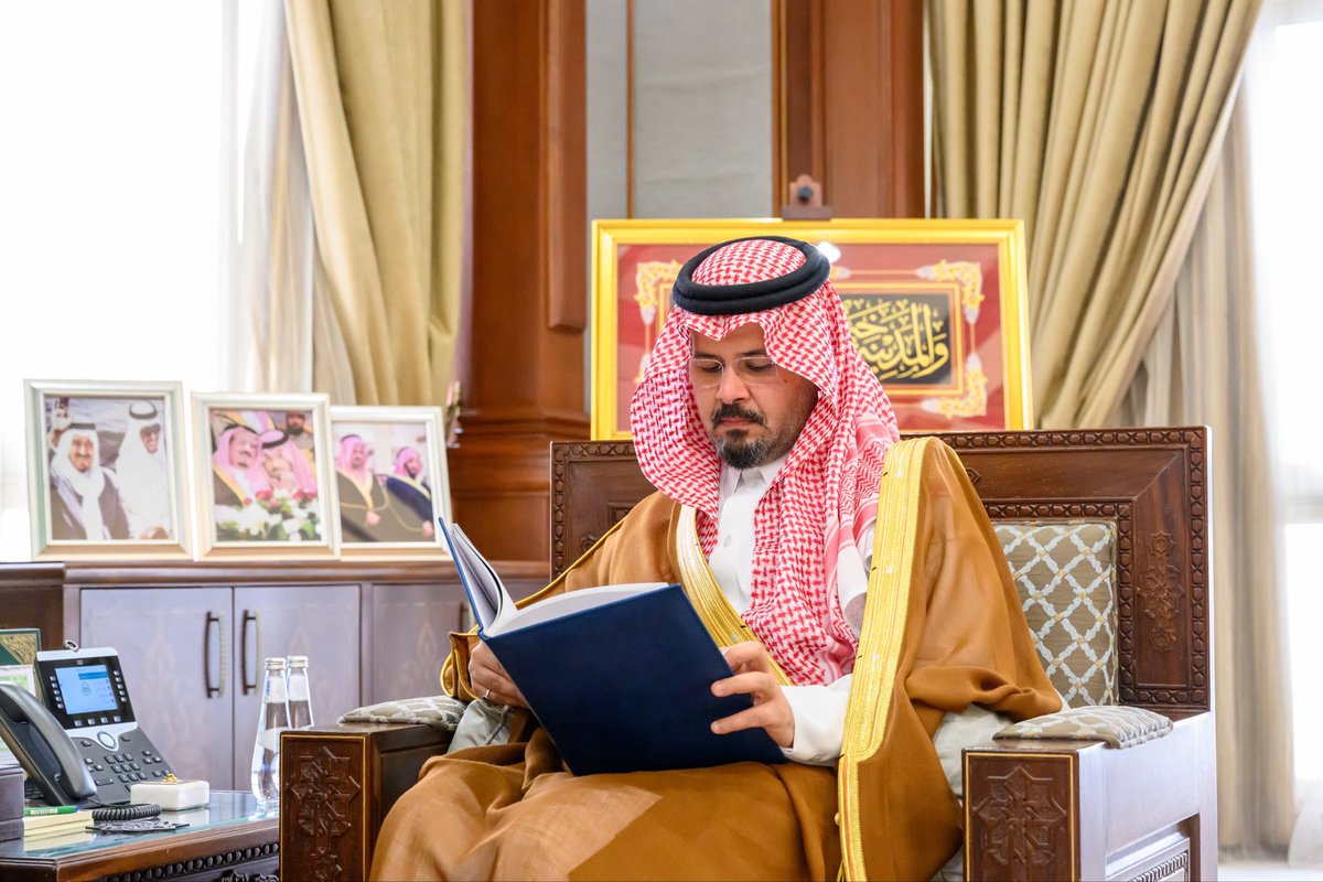 imarat_almadina's tweet photo. سمو أمير منطقة #المدينة_المنورة #سلمان_بن_سلطان يستقبل الرئيس التنفيذي لتجمع مطارات الثاني، المهندس علي مسرحي، ويطّلع على التقرير السنوي لمطار الأمير عبدالمحسن بن عبدالعزيز الدولي بينبع لعام 2025، وما تضمنه من إحصائيات عن الحركة الجوية، وأعداد المسافرين، والخدمات المقدمة لهم . https://t.co/qwRc3udEYg