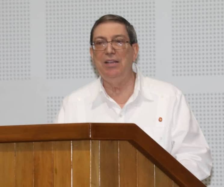 PartidoPCC's tweet photo. Durante el Séptimo Período Ordinario de Sesiones de la @AsambleaCuba, el miembro del Buró Político y ministro de Relaciones Exteriores de #Cuba, @BrunoRguezP, denunció que el gobierno de EE.UU. quebranta el Derecho Internacional y la Carta de la ONU, imponiendo su voluntad sobre otros Estados mediante coerción, aranceles punitivos y agresiones militares. Se le atribuyen guerras injustificadas, terrorismo de Estado, asesinatos políticos y estrategias de “cambio de régimen”.

Todo ello se sustenta en una doctrina denominada “paz por vía de la fuerza”, heredera de prácticas coloniales, fascistas y de la Doctrina Monroe