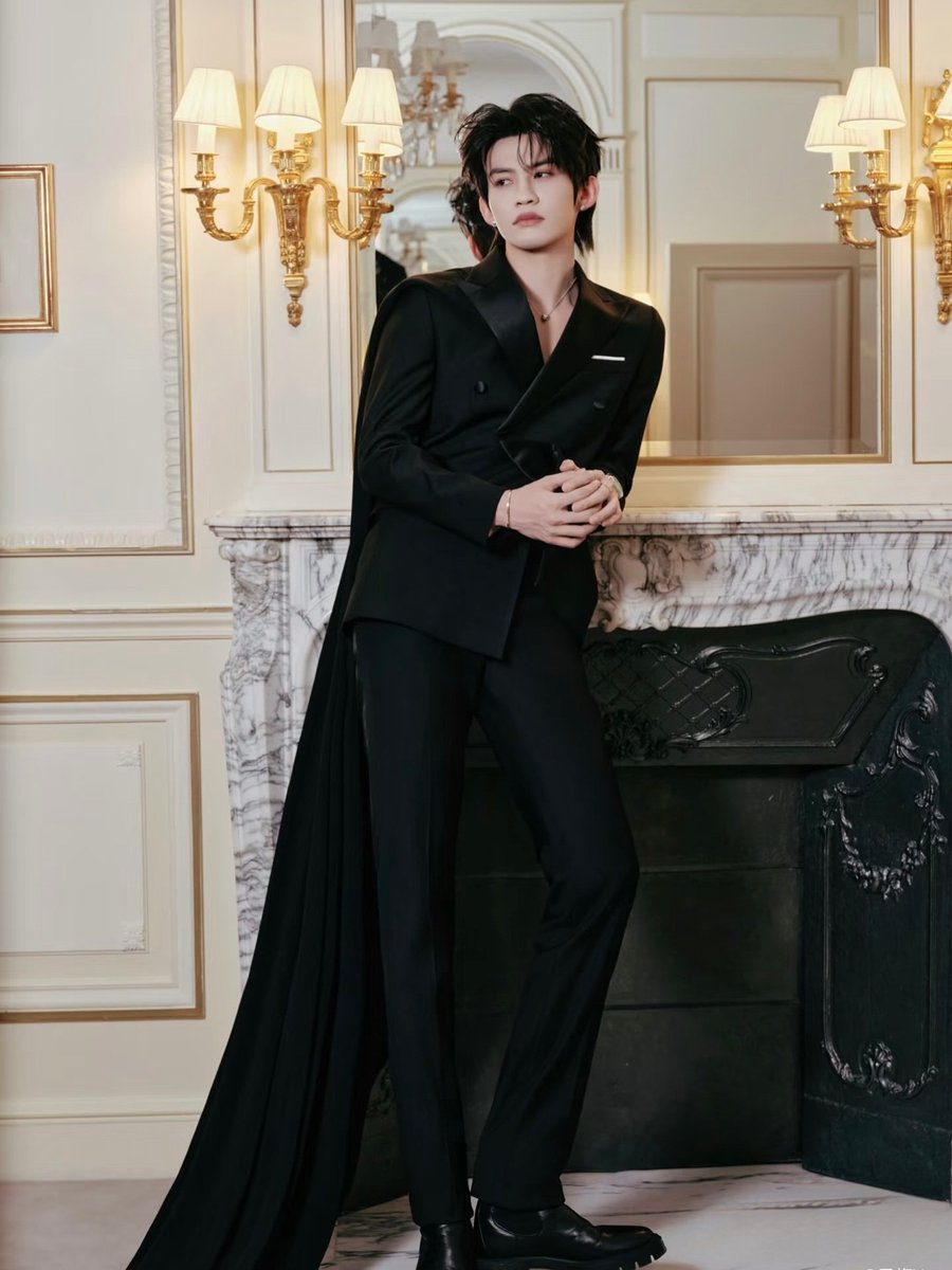 yu__a48's tweet photo. 載ってるのはこの4枚😻

#YunYi
#PeetDullaert
#HauteCoutureWeek https://t.co/pFofpmFa7O