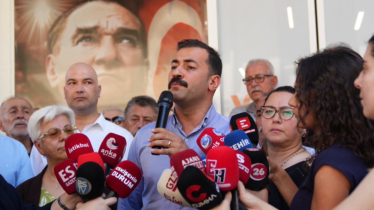 YeniPartiEsEs's tweet photo. Yeni Partimizin Eskişehir İrtibat Bürosunu Şair Fuzuli Caddesinde açtık. 

CHP’nin seçilmiş tüm ilçe başkanlarının da istifa ederek Yeni Parti saflarına katılmasıyla birlikte, Eskişehir’de demokrasiye, örgütlü mücadeleye inanan kadrolar olarak yeni bir yola çıktık.

@avtalatyalaz https://t.co/FhWLYj5oU8