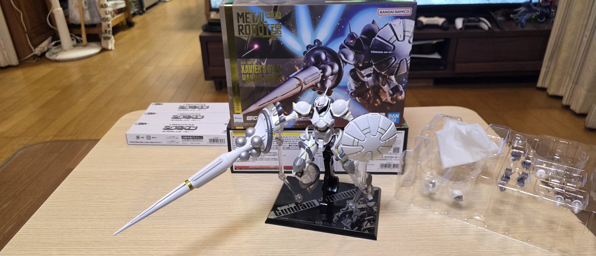 orlef_ff14's tweet photo. キケロガの脱出ポッド持ち手と併せるなら片手じゃないと・・・腕が外せたw
キケロガとの戦闘シーンも再現出来てよい！！
盾は開閉出来るし美しいわ～😍
#ROBOT魂 #ギャン #キケロガ #ジークアクス #GQuuuuuuX https://t.co/LweMkS4elI