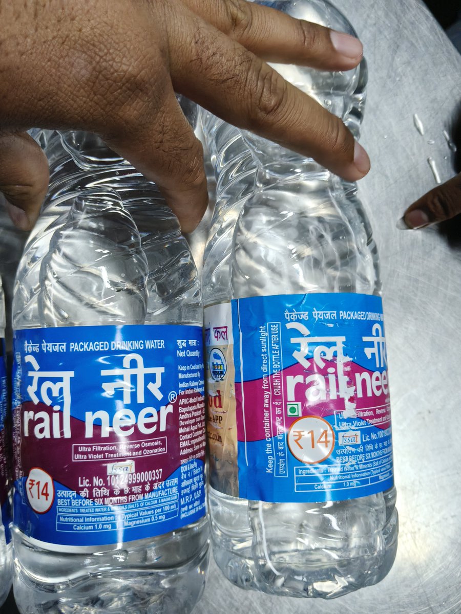 AyanChand_'s tweet photo. Hello sir @AshwiniVaishnaw
@IRCTCofficial @eCateringIRCTC 
@RailMinIndia 

Kindly confirm which one is original Packaged #IRCTC #Water Bottle.

Please confirm @SCRailwayIndia the authenticity.
#Train #22705 #Tirupati to #Jamu_Tawi #JAT #Express https://t.co/B76ks1d4cS