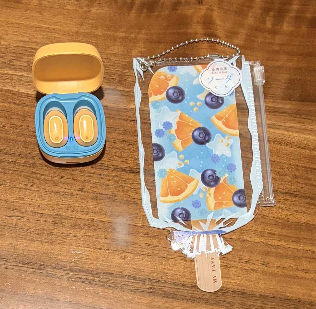miii0780's tweet photo. 今日は久しぶりに🧡🩵を発見。
🧡🩵カラーのイヤホン
イヤホン持ってるけど🤣
これは買ってしまう……😅
充電切れたりするから、
2個持ちでいいや。

🧡🩵アクスタケース
"愛情氷菓" "Lots of love"
って書いてあるよ🥹💕
"ソーダ"アイスは欠かせない。 https://t.co/IR97Ra6TTa