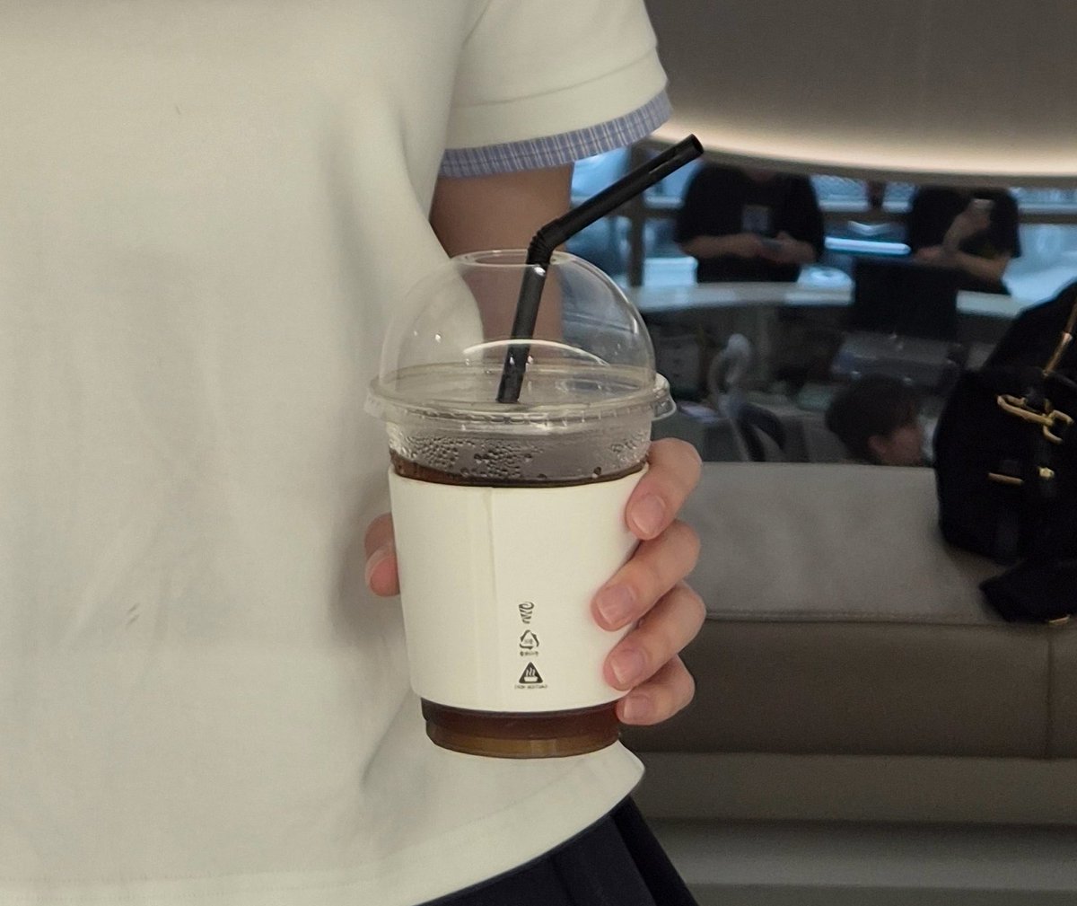 KDH_JLA's tweet photo. (아니겟지만)    쮸야라면 이거셀찍을때  들고잇는 아.아.잔의 빨대 각도 신경써서 찍엇을거같아서 존웃 비웃어주고싳음     뭔가 저렇게들고, 이래이래 사진찍는걸 느좋이라고 생각할거같달까 https://t.co/8CcsHlyv4P