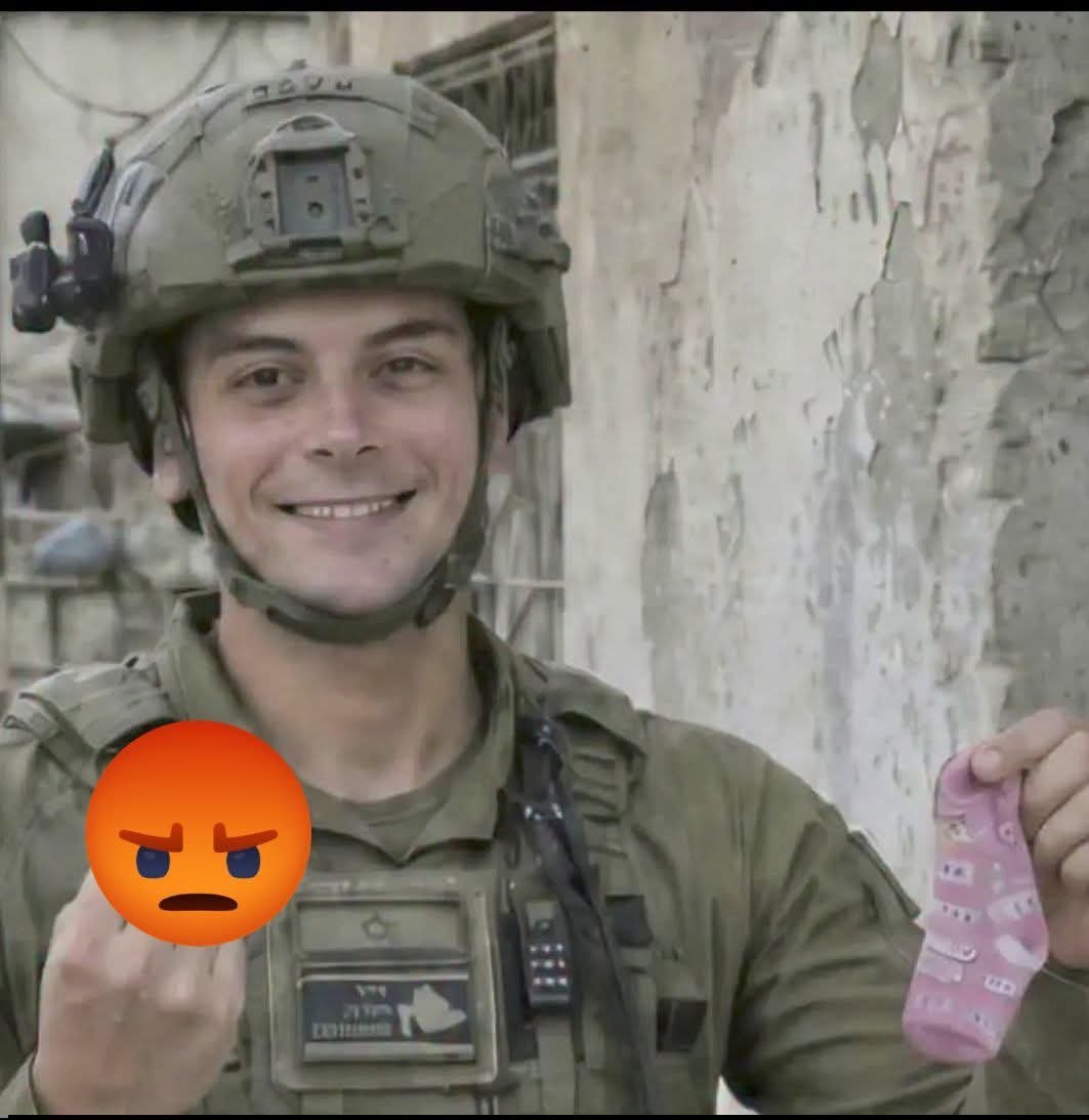 Yemen_Global's tweet photo. جندي إسرائيلي في غزة يرفع جوارب فتاة فلسطينية استشهدت، ويوثق نفسه وهو يبتسم بعد أن نشر باللغة العبرية قائلاً:

"هوايتي الجديدة: شم جورب فتاة تبلغ من العمر 5 سنوات مرتين في اليوم لمدة أربعة أشهر."

​هذا ليس سردًا أو تحليلًا، بل هي كلمات الجندي نفسه وصورته. https://t.co/1DABzARYnG