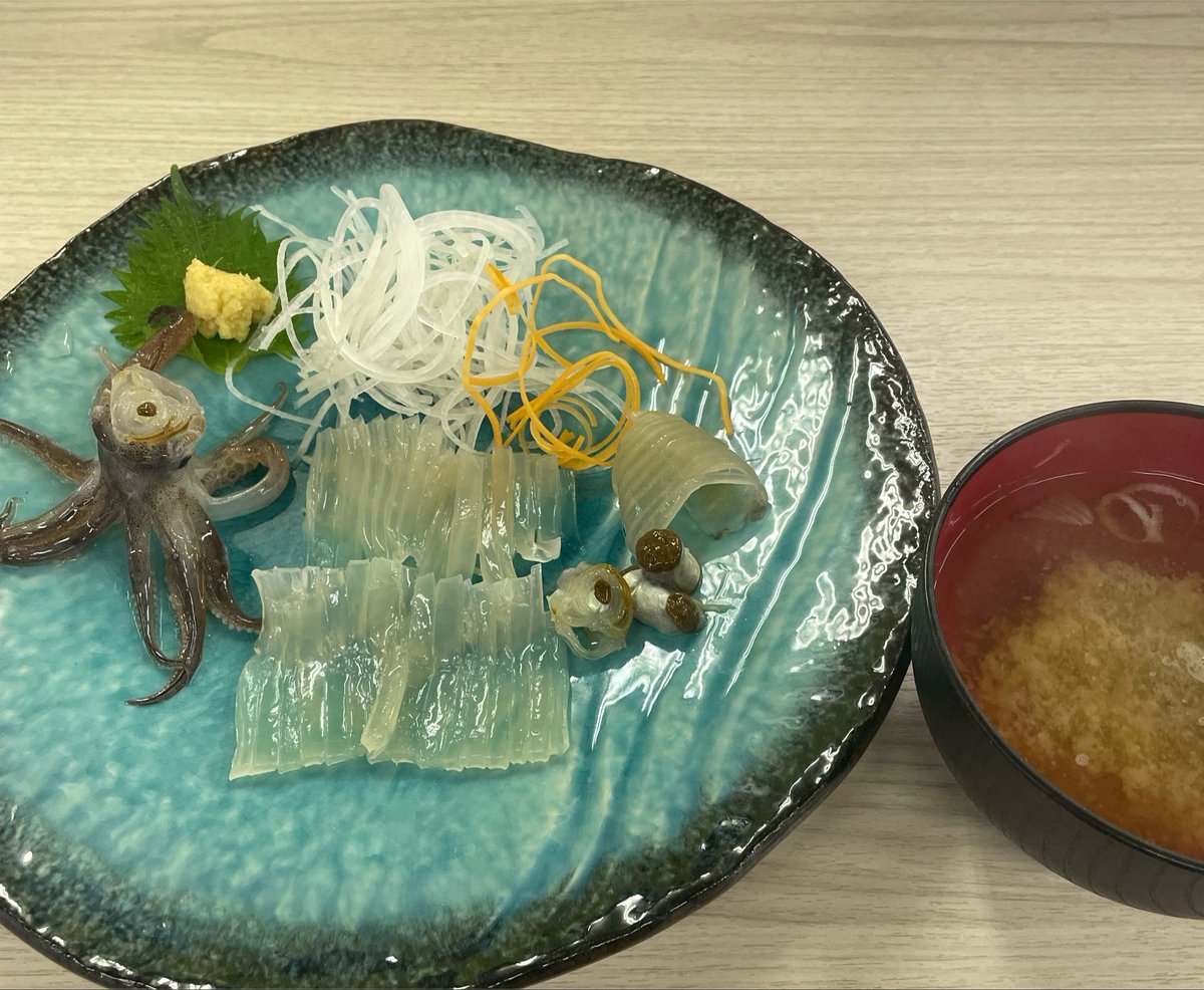 __asgk's tweet photo. 活イカ食べる予定なかったけどせっかくだと思って！
めちゃくちゃ美味しかった
コリコリがすごい…今までで食べた🦑で1番
命に感謝 https://t.co/vhMoIuFiOL