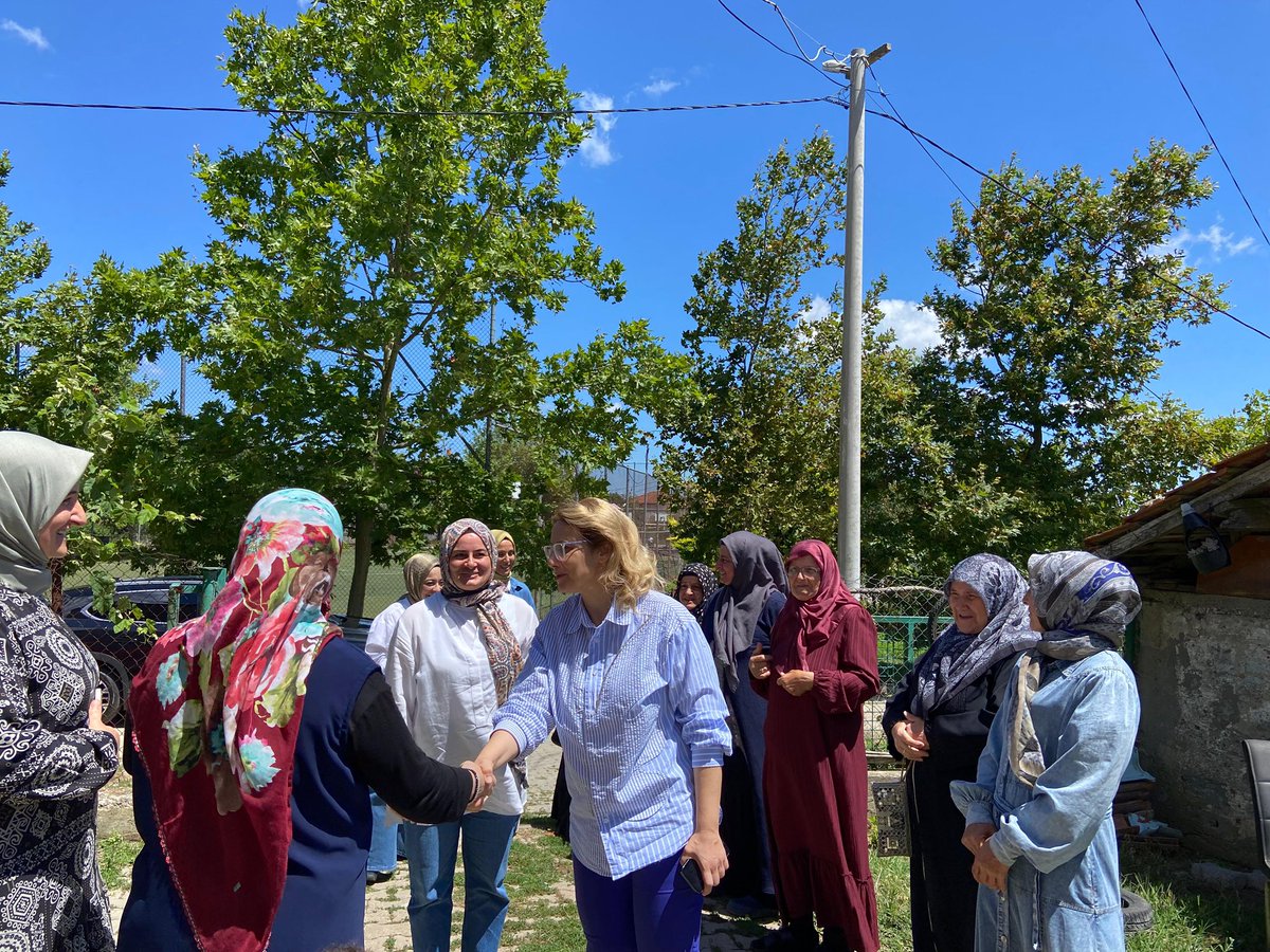akkadinizmit41's tweet photo. 📍 Çubuklubala Köy Temsilcimiz Reyhan Özcan’ın Hanesi

Kocaeli Büyükşehir Belediye Başkan Vekilimiz Berna Abiş, İlçe Kadın Kolları Başkanımız Pınar Atabay ve yönetim kurulu üyelerimizle birlikte, Köy Temsilcimiz Reyhan Özcan’ın ev sahipliğinde düzenlenen kadın buluşmasında hemşehrilerimizle bir araya geldik.

Samimi bir ortamda gerçekleştirdiğimiz toplantıda kadınlarımızın talep ve önerilerini dinledik, istişarelerde bulunduk. Programımıza katılan kıymetli misafirlerimizin @akparti üyeliklerini de gerçekleştirerek ailemizi daha da büyütmenin mutluluğunu yaşadık.

Birlik ve beraberlik içinde durmadan çalışmaya devam ediyoruz.

#AKParti #KadınKolları #İzmit

@tugbaisikercan 
@yyaseminozdemir