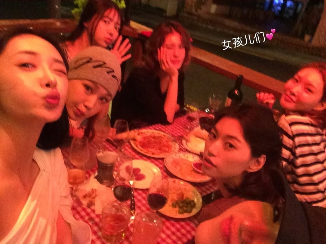 ioiuaena's tweet photo. —🍦260729 #아이오아이 #IOI

jieqiong instagram story update with yeonjung, nayoung, somi, chungha, doyeon, and yoojung 🍒📸 

“girls 💕”

#ZhouJieqiong #Kyulkyung https://t.co/TMgNHV40r4