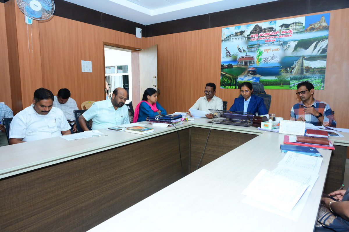 ZP_Mandya's tweet photo. ಜಿ.ಪಂ.ಮಂಡ್ಯದ ಕೆಸ್ವಾನ್ ಸಭಾಂಗಣದಲ್ಲಿ ಜಿಲ್ಲೆಯ ಎಲ್ಲಾ ತಾ.ಪಂ.ಯ EOs ಹಾಗೂ ಗ್ರಾ.ಪಂ.ಯ PDOs ಗಳಿಗೆ ಆಯೋಜಿಸಿದ್ದ ವಿಡಿಯೋ ಸಂವಾದ ಸಭೆಗೆ ಜಿ.ಪಂ.ಸಿಇಒ ನಂದಿನಿ ಕೆ.ಆರ್. ರವರು ಅಧ್ಯಕ್ಷತೆ ವಹಿಸಿ, ವಿವಿಧ ಅಭಿವೃದ್ಧಿ ಯೋಜನೆಗಳ ಪ್ರಗತಿ ಕುರಿತು ಸಮಗ್ರ ಪರಿಶೀಲನೆ ನಡೆಸಿದರು.
#RDPR #RDWSD #Reviewmeeting #CEOKRNandini #EOs #PDOs https://t.co/ZQZTTFOK2H