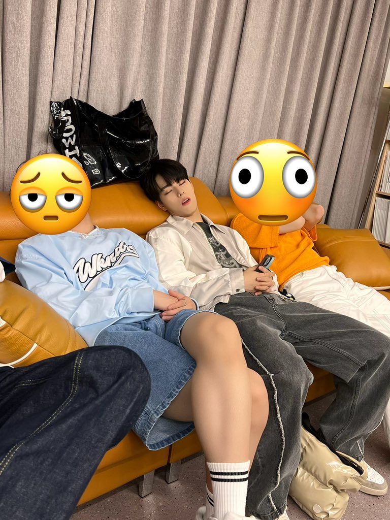 xikers_official's tweet photo. [#헌터] 올라프 형 생일 축하해요 앞으로의 고음과 착함도 잘 부탁해요~ 🥳🎉🎂🎊🎁
#xikers #싸이커스 https://t.co/iRd6ZF9whv