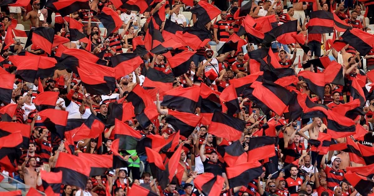 ubzoficial's tweet photo. A final da Copa do Brasil de 2023 não terminou do jeito que queríamos, mas a festa no primeiro jogo está entre as maiores do Maracanã.

A URUBUZADA lançou uma vaquinha para a confecção de bandeirolas para a decisão. A Nação Rubro-Negra chegou junto e protagonizamos uma linda festa no recebimento das equipes.

Com bandeiras de mastro, bandeirolas, fumaça, salsichões, faixas verticais, mosaico de papel e o mosaico 3D dos ídolos, fizemos festas em todos os setores do Maracanã.

Uma recepção a altura da torcida do FLAMENGO.

#URUBUZADA
#DefensoresdoManto
#UBZ20anos