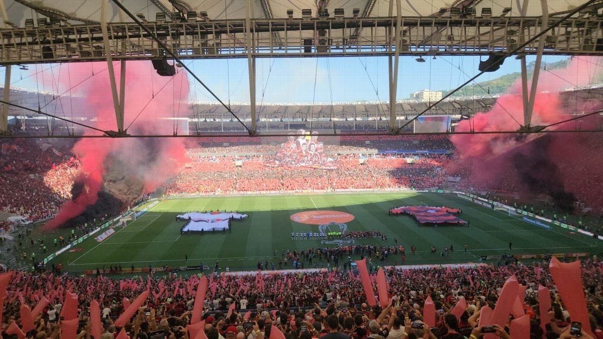 ubzoficial's tweet photo. A final da Copa do Brasil de 2023 não terminou do jeito que queríamos, mas a festa no primeiro jogo está entre as maiores do Maracanã.

A URUBUZADA lançou uma vaquinha para a confecção de bandeirolas para a decisão. A Nação Rubro-Negra chegou junto e protagonizamos uma linda festa no recebimento das equipes.

Com bandeiras de mastro, bandeirolas, fumaça, salsichões, faixas verticais, mosaico de papel e o mosaico 3D dos ídolos, fizemos festas em todos os setores do Maracanã.

Uma recepção a altura da torcida do FLAMENGO.

#URUBUZADA
#DefensoresdoManto
#UBZ20anos