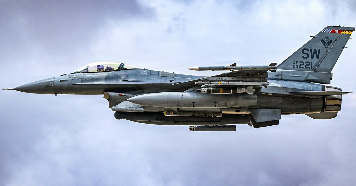 CENTCOM's tweet photo. A U.S. Air Force F-16 fighter jet patrols the skies over the Middle East. The F-16 can perform a variety of missions, including air-to-air combat, air-to-ground attacks, tactical reconnaissance, and close air support. https://t.co/Z1bnzMjEa3