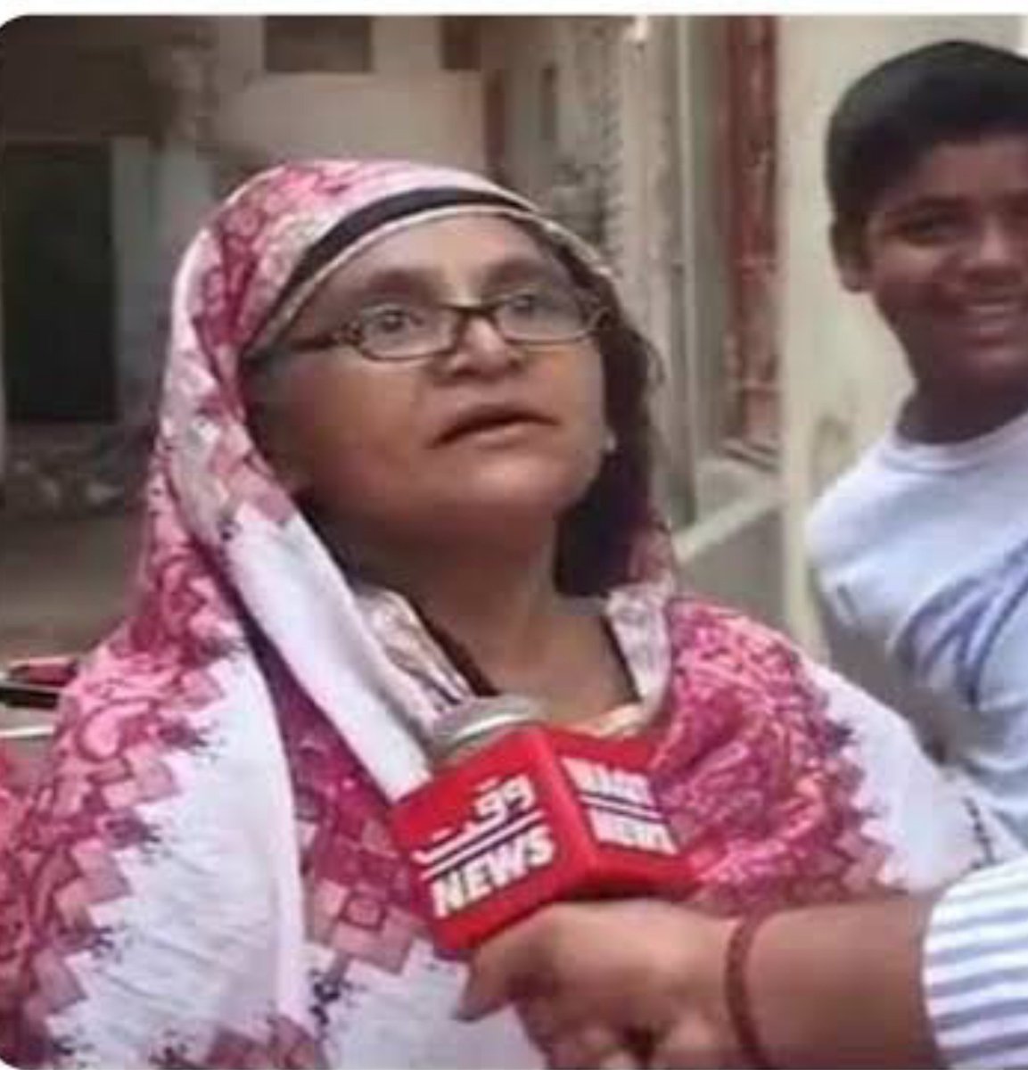 ari_vision's tweet photo. جب آپ کو پتا ہے کہ منڈینٹ خیرات میں بانٹا گیا تو آپ اس حکومت کا حصہ کیوں ہیں ابھی تک؟ https://t.co/t7TRxMj3bA