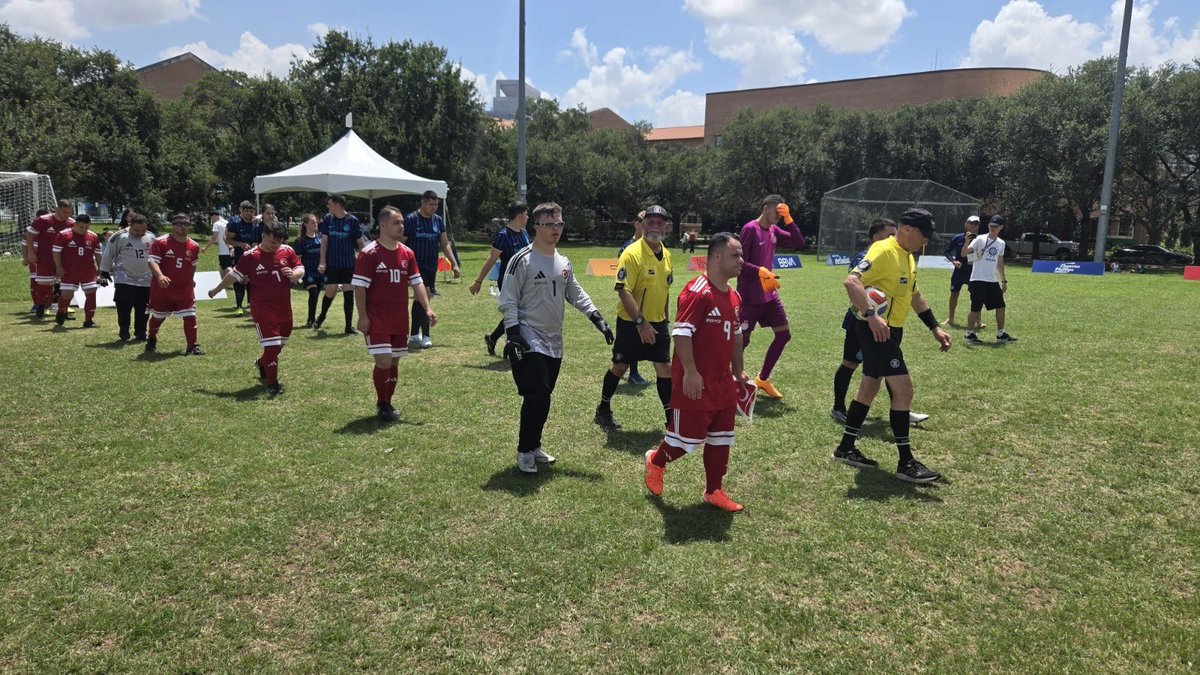 tossfedresmi's tweet photo. 🇹🇷🏆Down Futsal Millî Takımımız Genuine Cup Açılış Seremonisi ve Sosyal Etkinliklerinde Ülkemizi Gururla Temsil Etti

Amerika Birleşik Devletleri’nin Houston kentinde düzenlenen 2026 Genuine Cup Houston Özel Sporcular Futsal Kupası’nın açılış seremonisi gerçekleştirildi.

25 Temmuz-3 Ağustos 2026 tarihleri arasında devam edecek organizasyonun açılışında farklı ülkelerden özel sporcular bir araya gelirken, Down Futsal Millî Takımımız da ay-yıldızlı formayla ülkemizi temsil etti.

Organizasyon kapsamında özel sporculara yönelik çeşitli sosyal etkinlikler düzenlendi. Millî özel sporcularımız, farklı ülkelerden sporcularla bir araya gelerek keyifli anlar yaşarken dostluk, kardeşlik ve dayanışma duygularını birlikte paylaştı.

Etkinlik programı kapsamında gerçekleştirilen özel turnuvalarda da sahaya çıkan Down Futsal Millî Takımımız, centilmence mücadelesi ve sergilediği performansla organizasyona renk kattı.

Millî takımımızın organizasyona katılım sürecine sağladıkları sponsorluk ve desteklerden dolayı CFN Kimya’ya ve Köktaş ailesine teşekkürlerimizi sunuyoruz.

👍Türkiye Özel Sporcular Spor Federasyonu Başkanımız Birol Aydın yaptığı değerlendirmede;

“Genuine Cup, özel sporcularımızın farklı ülkelerden sporcularla bir araya gelerek dostluklar kurduğu ve sporun birleştirici gücünü yaşadığı çok kıymetli bir organizasyondur. Down Futsal Millî Takımımızın ay-yıldızlı formamızla ülkemizi en güzel şekilde temsil etmesinden büyük gurur duyuyoruz. Özel sporcularımızı ve teknik ekibimizi tebrik ediyor, organizasyon boyunca başarılar diliyorum.” ifadelerini kullandı.

#genuinecup2026 #genuinecuphouston2026 #tossfed #özelsporcular