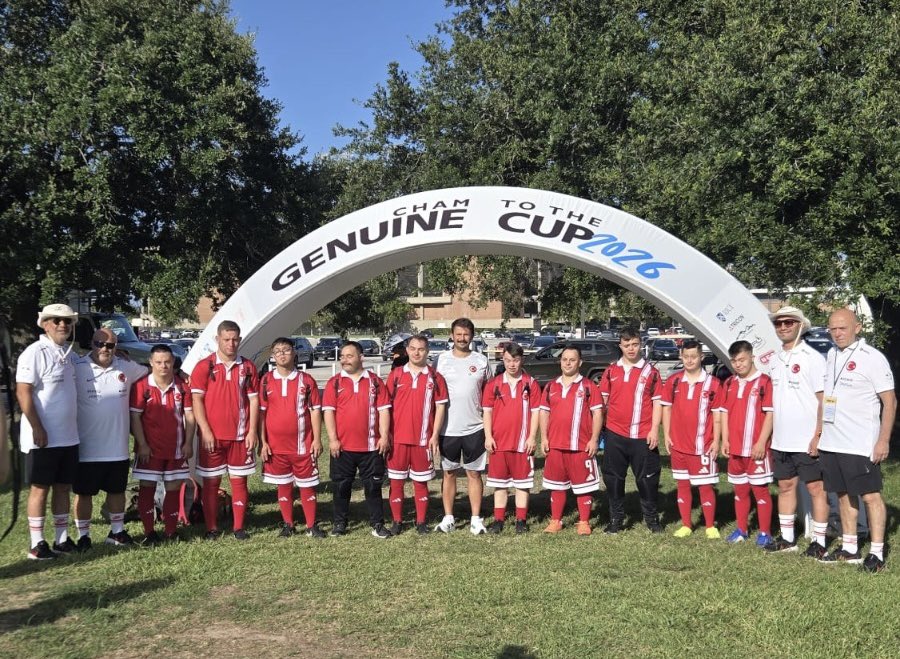 tossfedresmi's tweet photo. 🇹🇷🏆Down Futsal Millî Takımımız Genuine Cup Açılış Seremonisi ve Sosyal Etkinliklerinde Ülkemizi Gururla Temsil Etti

Amerika Birleşik Devletleri’nin Houston kentinde düzenlenen 2026 Genuine Cup Houston Özel Sporcular Futsal Kupası’nın açılış seremonisi gerçekleştirildi.

25 Temmuz-3 Ağustos 2026 tarihleri arasında devam edecek organizasyonun açılışında farklı ülkelerden özel sporcular bir araya gelirken, Down Futsal Millî Takımımız da ay-yıldızlı formayla ülkemizi temsil etti.

Organizasyon kapsamında özel sporculara yönelik çeşitli sosyal etkinlikler düzenlendi. Millî özel sporcularımız, farklı ülkelerden sporcularla bir araya gelerek keyifli anlar yaşarken dostluk, kardeşlik ve dayanışma duygularını birlikte paylaştı.

Etkinlik programı kapsamında gerçekleştirilen özel turnuvalarda da sahaya çıkan Down Futsal Millî Takımımız, centilmence mücadelesi ve sergilediği performansla organizasyona renk kattı.

Millî takımımızın organizasyona katılım sürecine sağladıkları sponsorluk ve desteklerden dolayı CFN Kimya’ya ve Köktaş ailesine teşekkürlerimizi sunuyoruz.

👍Türkiye Özel Sporcular Spor Federasyonu Başkanımız Birol Aydın yaptığı değerlendirmede;

“Genuine Cup, özel sporcularımızın farklı ülkelerden sporcularla bir araya gelerek dostluklar kurduğu ve sporun birleştirici gücünü yaşadığı çok kıymetli bir organizasyondur. Down Futsal Millî Takımımızın ay-yıldızlı formamızla ülkemizi en güzel şekilde temsil etmesinden büyük gurur duyuyoruz. Özel sporcularımızı ve teknik ekibimizi tebrik ediyor, organizasyon boyunca başarılar diliyorum.” ifadelerini kullandı.

#genuinecup2026 #genuinecuphouston2026 #tossfed #özelsporcular