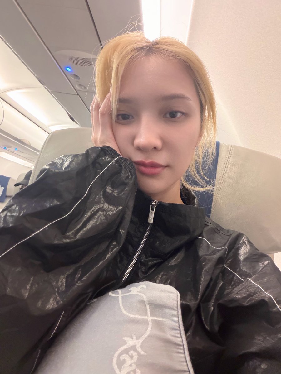 ryuboredyet's tweet photo. เธอชอบฟังเพลงแร็ป
แต่ผมน่ะ RnB ยุค 2000 🤙🏼 https://t.co/TqHj1pSRSr