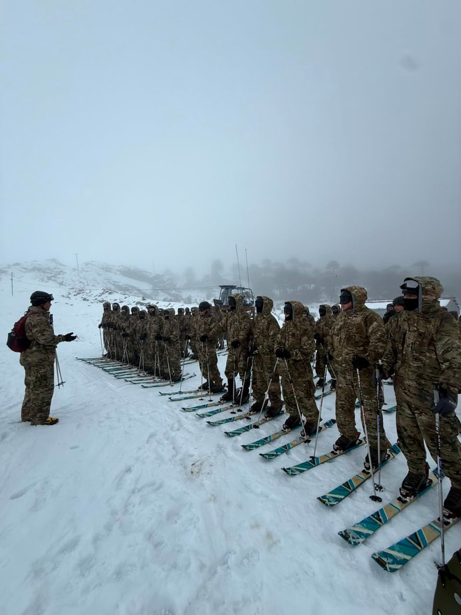 Ejercito_Chile's tweet photo. Camino al Ejercicio “Filo Andino”, efectivos del Destacamento de Montaña N.°8 “Tucapel” entrenan a paso firme en las laderas del volcán Llaima y en el Cuartel N.° 2 #Lonquimay. Entre esquí, randonee, camillaje en nieve y acciones tácticas, nuestros montañeses llevan al máximo su nivel de preparación. 🪖❄️
👇 De las disciplinas de alta montaña, ¿cuál consideras que exige mayor temple y coordinación del equipo?