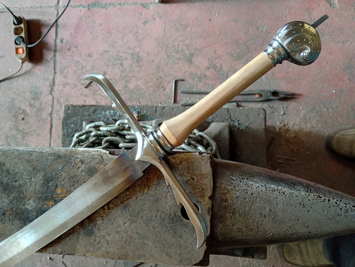 ArannReichhardt's tweet photo. I should be posting the final pics of the previous sword but after working aaall day on that pommel I feel that I need to show this one first

Doing my best to extrapolate the design from the very few and very blurry available sources... If only the anime had gotten there already https://t.co/kCxAI9Yd1s