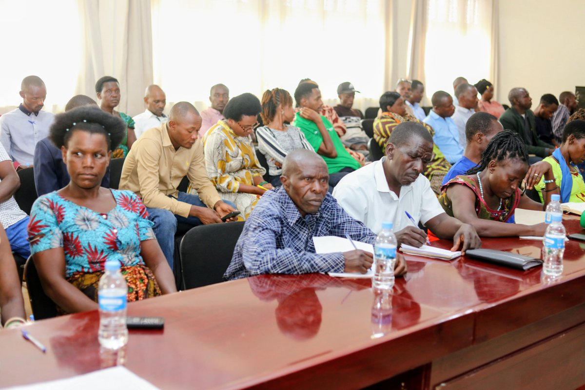RwamaganaDistr's tweet photo. @rrkagabo @RwandaAgri @RwandaAgriBoard @RwandaLocalGov @RwandaEast @HoReCo_Rw Visimeya @rrkagabo yasabye abahinzi bahagarariye abandi n'abafatanyabikorwa gukoresha amahirwe ahari no gushishikariza abandi kongera umusaruro, kubungabunga ibikoresho, ibikorwaremezo n'ibishanga byatunganyijwe no kwagura ubuhinzi bigamije kwihaza mu biribwa no guhaza isoko. https://t.co/X2RuP9Djrs