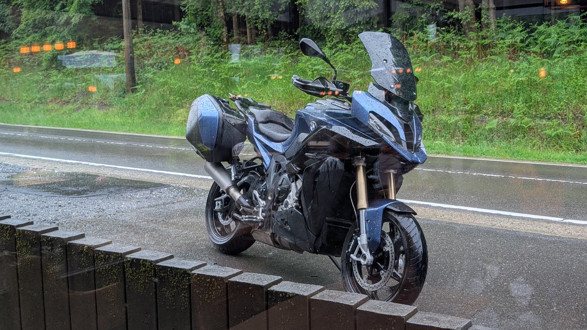 abflipse's tweet photo. Voor mij is dat geen enkel probleem 😉 Ik ben nu 71 en ruil straks voor € 39,- mijn rijbewijs in voor een Duits rijbewijs. Dat rijbewijs heeft een geldigheid van 15 jaar. In #Duitsland is er geen maximumleeftijd om auto of motor te rijden of je rijbewijs te vernieuwen. https://t.co/PPTllirRI9
