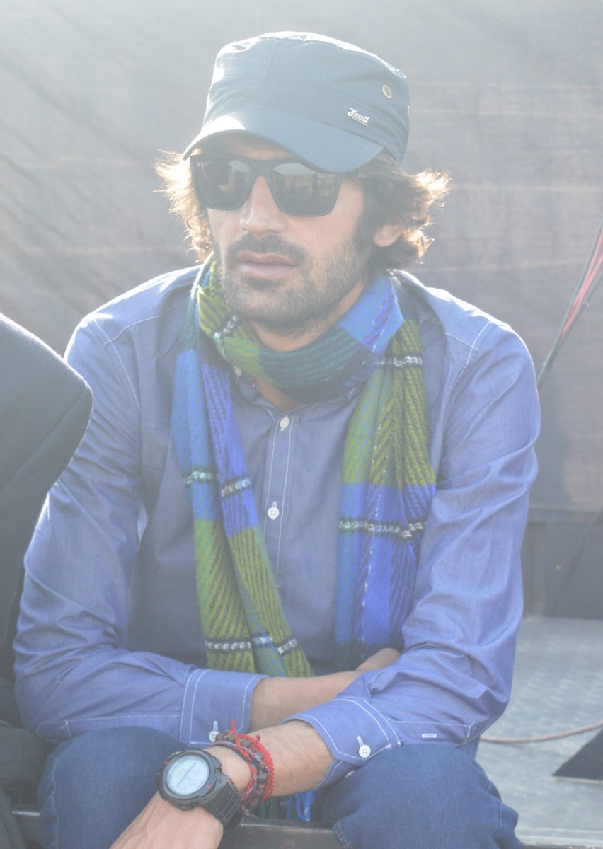 ibrahimsyed1693's tweet photo. کافر ہوں سر پھرا ہوں مجھے مار دیجئے
میں سوچنے لگا ہوں مجھے مار دیجئے

ہے احترام حضرت انسان میرا دین
بے دین ہو گیا ہوں مجھے مار دیجئے

میں پوچھنے لگا ہوں سبب اپنے قتل کا
میں حد سے بڑھ گیا ہوں مجھے مار دیجئے

کرتا ہوں اہل جبہ و دستار سے سوال
گستاخ ہو گیا ہوں مجھے مار دیجئے https://t.co/vGrBoS8ivL