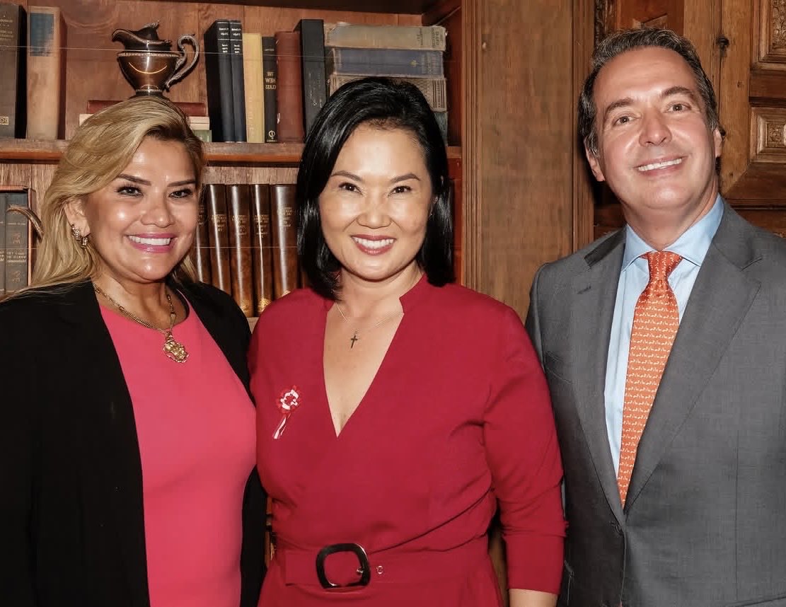 JeanineAnez's tweet photo. Tuve el honor de participar en la ceremonia de transmisión de mando y en las celebraciones por el aniversario de la independencia del Perú, una ocasión de profundo significado histórico para la nación peruana.

La asunción de la primera mujer elegida democráticamente por el voto popular para ejercer la Presidencia del Perú representa un hito en la historia política del país. Constituye un paso importante para el fortalecimiento de la democracia y reafirma que el liderazgo no tiene género, sino compromiso, capacidad y la legitimidad que otorga la voluntad soberana de los ciudadanos.

Los grandes desafíos que enfrenta el Perú exigirán diálogo, firmeza, respeto por las instituciones y una visión de futuro. Confío en que esta nueva etapa contribuirá a consolidar la estabilidad política que los peruanos anhelan y a fortalecer los históricos lazos de amistad, cooperación e integración que unen a nuestros pueblos.

Fue un privilegio acompañar este momento histórico y expresar mi reconocimiento y mejores deseos al pueblo peruano en una fecha tan significativa para su nación.