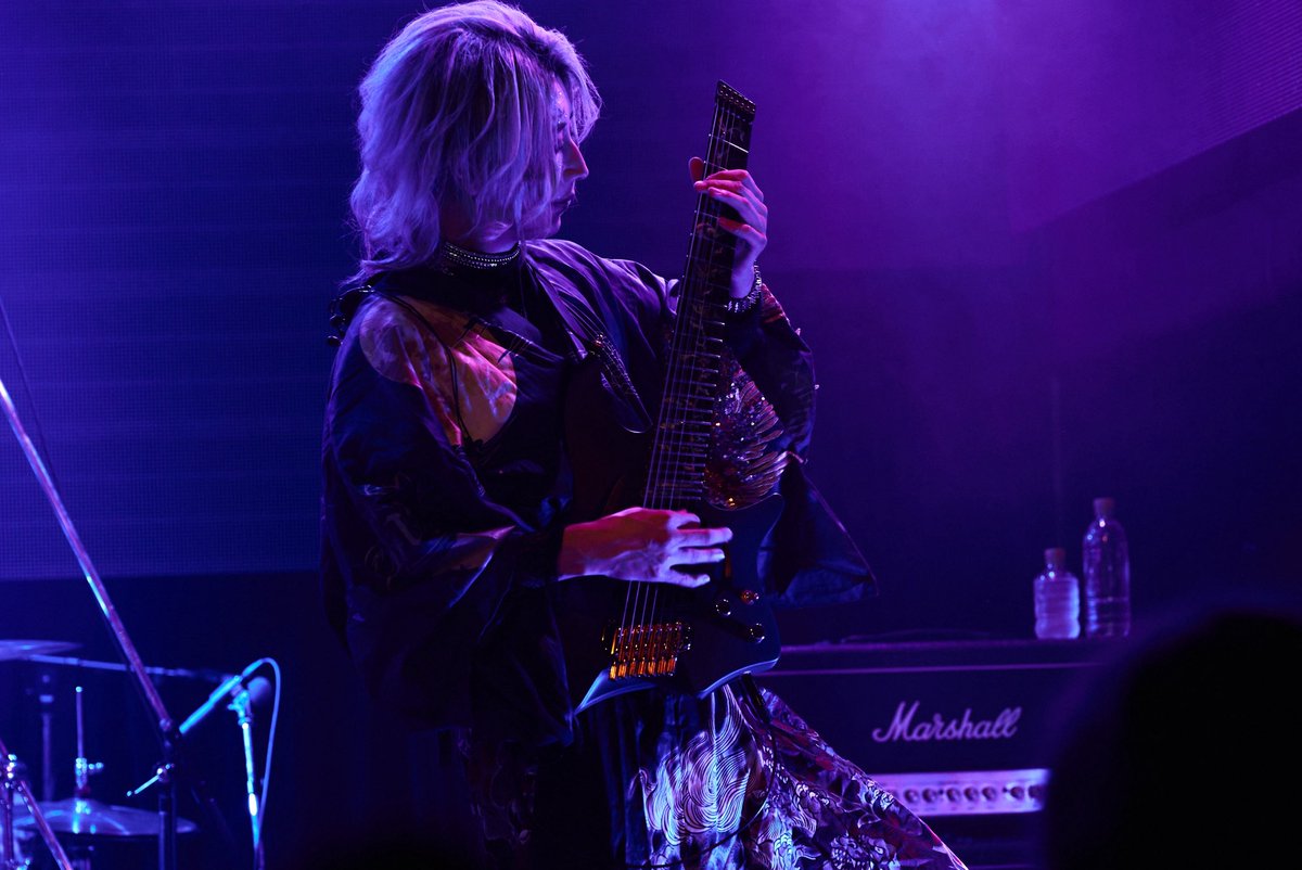 Nexusblack7777's tweet photo. 渋谷ＲＥＸ浴衣イベント

初のＬＩＶＥから早１年、始まりの箱です

完璧ばかりを求めて居ても何も始まらない

「兎に角やってやってみよう」

と突っ込まれてから

１年ぶりに立ったステージは

「おう、君は今日はそこに居たのか」

なんて思いながら

のんびり楽しめるステージになって居ました

緩い感じから始まったこのバンドも、揉めれば揉める程本格的になり

余計なＭＣを挟むならもう一曲やれるよな！？

見たいな職人気質に成長し始め

やっとバンドらしい勝負や挑戦が出来そうで

２年目のスタートが見えて来た証拠なのかな？

なんて感じて居ます

去年、僕がバンドを始めた時は

「あーあいつやっちまったな」

とか皆思ってたと思うし

今だに

「何処目指してるんですか？」

と聞かれます

ぶっちゃけ僕もよくわからないんですよね

ただ

自分のした事で誰かが喜んでくれて

その内、それで飯が食えれば何でも良いんだと思います

ただ

「再生数やインプレッション」

どれだけ大きく稼いだ所で

「それは果たして人を幸せにしている表現なのか？」

が

表現者をしている内に自分の心に引っ掛かってしまい

挑戦した事だけは確かな気がします

今日のＬＩＶＥは「始まりの日の確認」と言う事もあり

僕が初の作曲をした「synchro」でスタートさせて頂きました

ボーカルと２つのギター

曲が盛り上がる瞬間を全て同じフレーズで構成し

最後はボーカルと２つのギターがそのフレーズハモって着地するってコンセプトで

バラバラだった物が１つに繋がる事を想って作って思い出の１曲です

1年前は考えても居なかったぐらい

今は沢山の人が僕の身近に居てくれて

自分の創った作品を中心に

僕の居場所を作ってくれて居ます

２年目は何処まで行けるでしょうか？

課題も失敗も

毎日増え続ける一方だけど

不安は１ミリも無いんですよね

１年目はＶＡＬＨＡＬＬＡで創った夢を

２年目は

最高の夢に皆で創ろう

今日も来場ありがとうございました