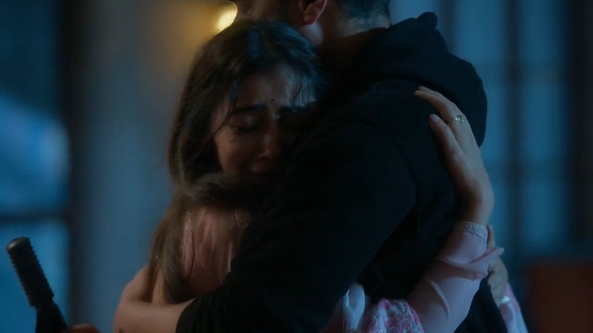 Itswarnali's tweet photo. their first hug 🤍✨

TDSM HITS 100 🧿 
#ApRakshi #TumDenaSaathMera https://t.co/cBmILaU6XC