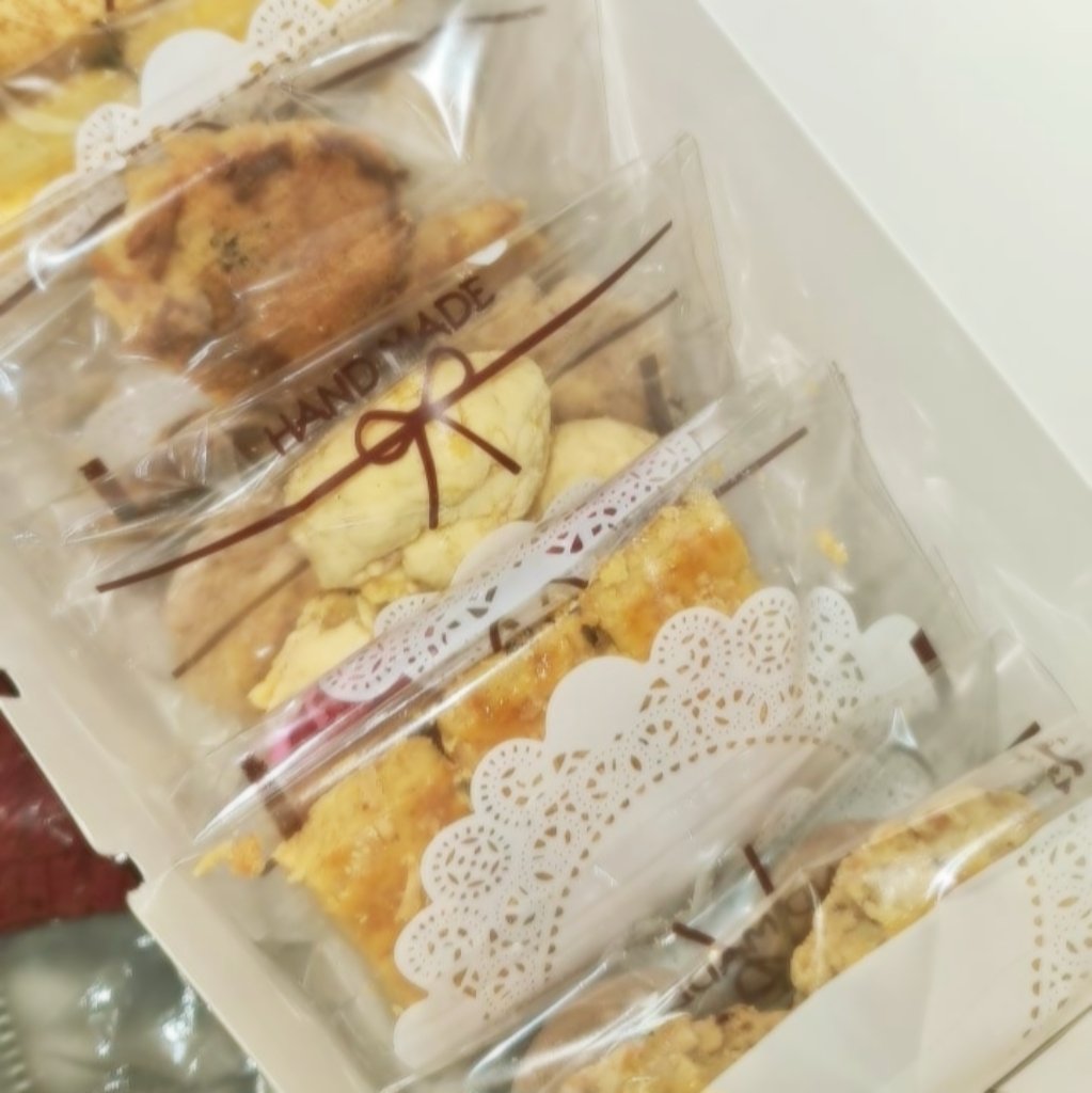 eomsly's tweet photo. ᅠᅠ
​♥︎ handwrapping baked goods and cookies plus spontaneous arcade dates and meeting cute pets .. 🐢 https://t.co/jLwffQfwiR