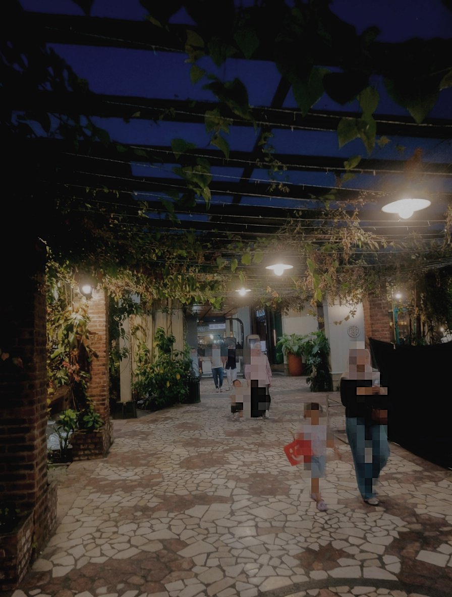 zeeunseen's tweet photo. tebak lagi di mall mana https://t.co/OeLXDUBSih