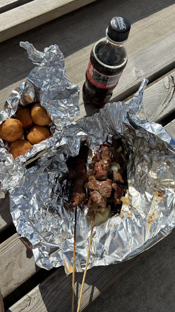 JanneUlmala's tweet photo. Kolme lammasvarrasta, viisi munkkia ja limu 15,50 € Bolliksella Helsinki African Cup turnauksessa. Vartaat suoraan grillistä, päälle pikkelöityä sipulia ja tulista chilimaustetta. Tää oli ihan 5/5 -setti! #Matsisapuskat #AfricanCup #Bollis https://t.co/CrY3lytWhI