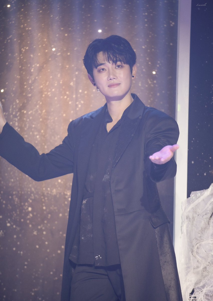 luciole_pic's tweet photo. 260729   
뮤지컬 죽음에 관하여    
커튼콜 데이      

신 - 유승현 배우님        

#유승현 https://t.co/Lh8srHVuYr